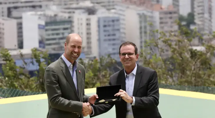 Príncipe William visita Pão de Açúcar e recebe chave da cidade do Rio