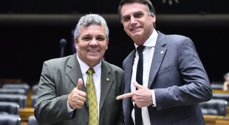 Deputado Alberto Fraga visita Bolsonaro em prisão domiciliar e diz que ex-presidente está “abatido”
