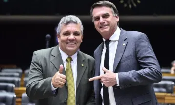 Deputado Alberto Fraga visita Bolsonaro em prisão domiciliar e diz que ex-presidente está “abatido”