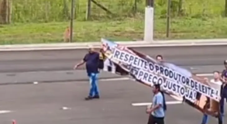 Produtores de leite bloqueiam praças de pedágio e liberam passagem sem cobrança no interior do Paraná