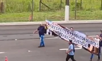 Produtores de leite bloqueiam praças de pedágio e liberam passagem sem cobrança no interior do Paraná