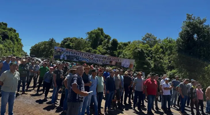 Produtores de leite protestam em pedágio de Laranjeiras do Sul e pedem ações contra crise no setor