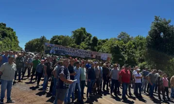 Produtores de leite protestam em pedágio de Laranjeiras do Sul e pedem ações contra crise no setor