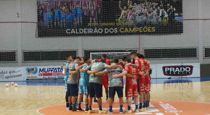 Elenco do Cascavel Futsal viaja para Erechim na noite desta quinta-feira