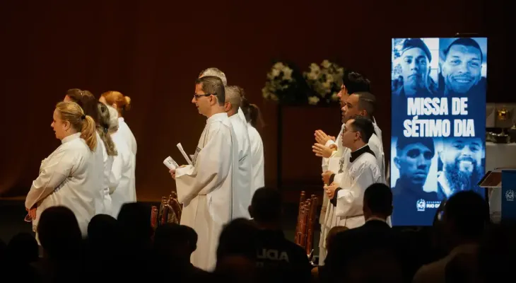 Missa de 7º dia homenageia policiais mortos em operação no Rio