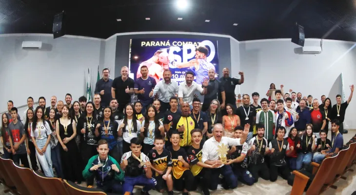 Cascavel celebra tetracampeonato no Paraná Combate
