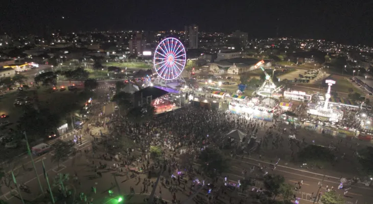 Festa de aniversário de Cascavel e abertura do Natal terão show gratuito da dupla Everton e Alex e chegada do Papai Noel