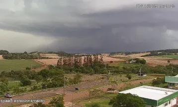 Impressionante: vídeo mostra chegada de tornado que devastou Rio Bonito do Iguaçu