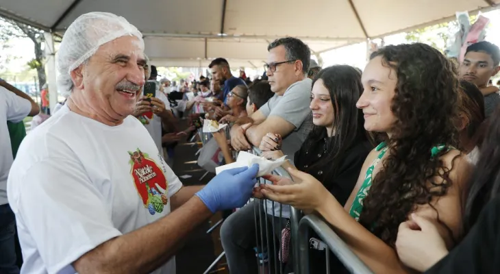 Tradicional bolo gigante deve agitar aniversário de 74 anos de Cascavel