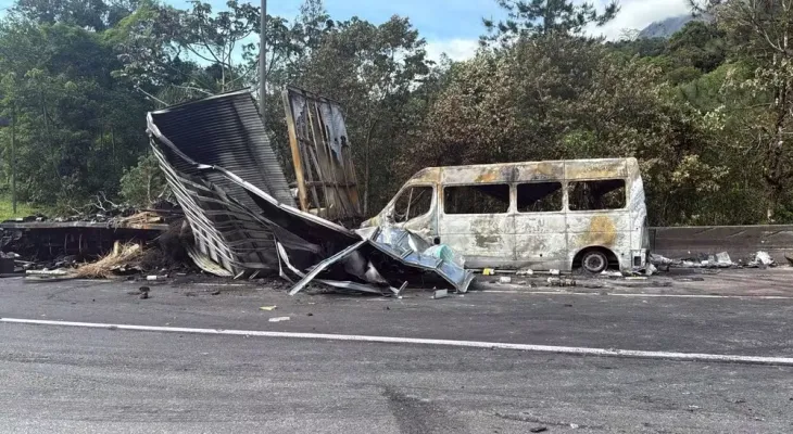 Colisão entre caminhão, carreta e van causa morte e interdição na BR-376, no Litoral do Paraná