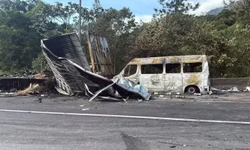Colisão entre caminhão, carreta e van causa morte e interdição na BR-376, no Litoral do Paraná