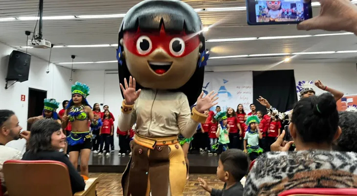 Feira Internacional do Livro de Foz do Iguaçu começa com apresentações culturais e bate-papo com escritores