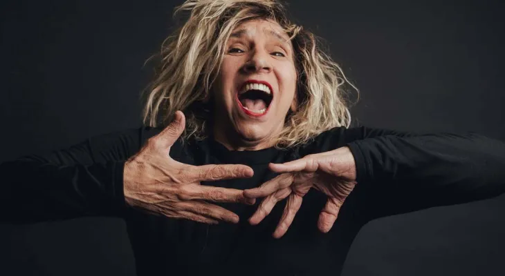 Denise Stoklos comemora 57 anos de carreira com “Mary Stuart” no Teatro Guaíra