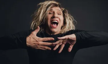 Denise Stoklos comemora 57 anos de carreira com “Mary Stuart” no Teatro Guaíra