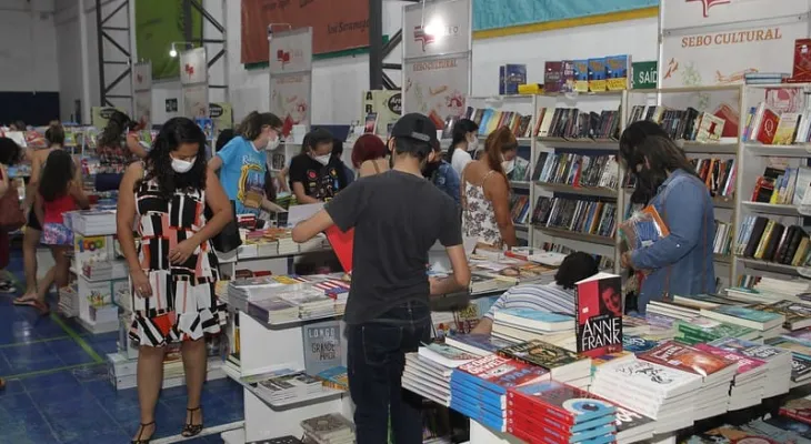 Feira do Livro de Foz é criticada por excluir autores e temas como Palestina e ditadura