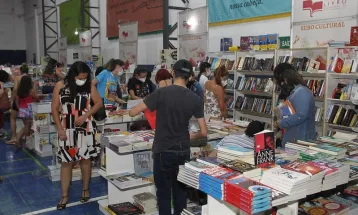 Feira do Livro de Foz é criticada por excluir autores e temas como Palestina e ditadura