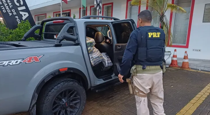 PRF prende 3 homens em SP por furto de carga de feijão em acidente no PR