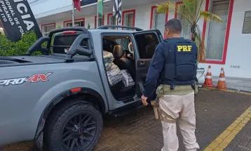 PRF prende 3 homens em SP por furto de carga de feijão em acidente no PR