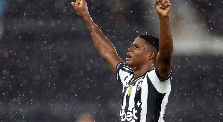 Panamenho José Kadir leva Botafogo à vitória no Brasileiro