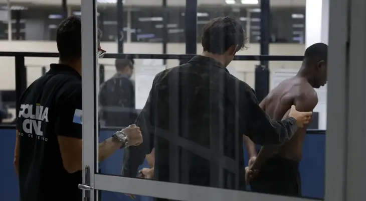 Polícia combate Comando Vermelho na Vila Kennedy, no Rio