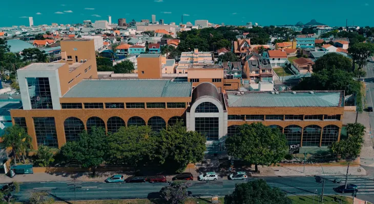 TCE-PR suspende licitação de R$ 44 mi da Seed-PR para plataforma digital de apoio à leitura