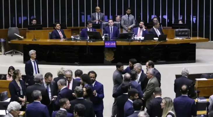 Câmara aprova projeto antifacção e 22 deputados do Paraná votam a favor