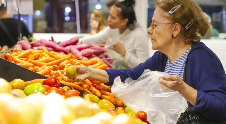 Sacolão da Família faz 28 anos e mantém preço único de R$ 3,99 em Curitiba
