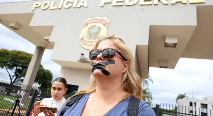 Manifestantes favoráveis e contrários a Bolsonaro fazem atos na PF