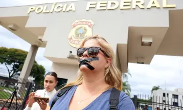 Manifestantes favoráveis e contrários a Bolsonaro fazem atos na PF