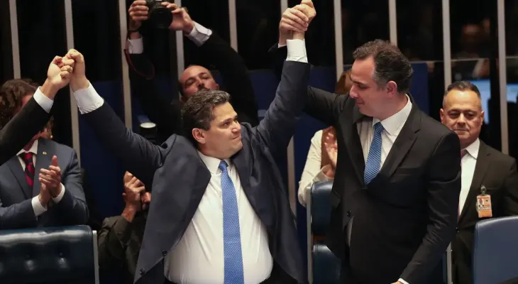 Alcolumbre reage friamente a acenos de Jorge Messias e sinaliza sabatina difícil no Senado