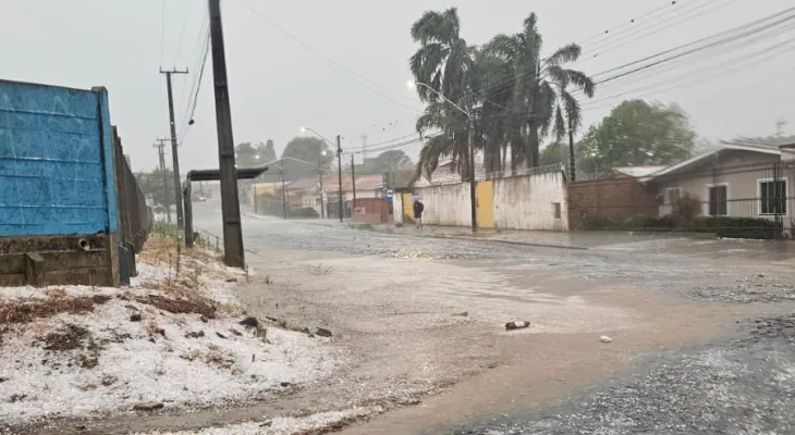 Paraná envia lonas, kits dormitório e telhas para Ponta Grossa após forte tempestade de granizo