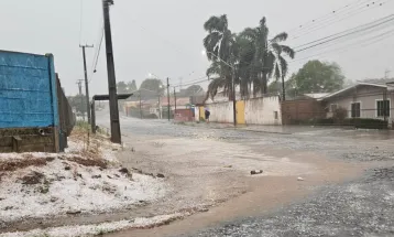 Paraná envia lonas, kits dormitório e telhas para Ponta Grossa após forte tempestade de granizo