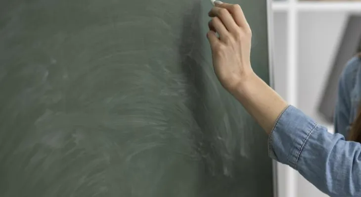 Professora da UTFPR consegue na Justiça Federal direito a adicional noturno