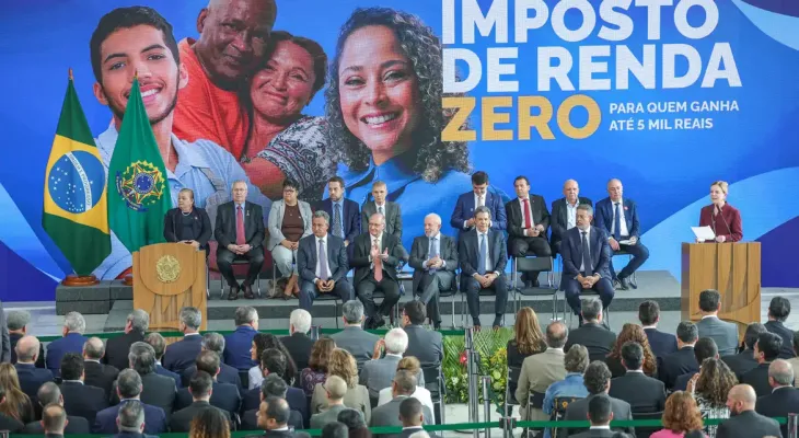 Em ato esvaziado por crise com congresso, Lula sanciona isenção do IR