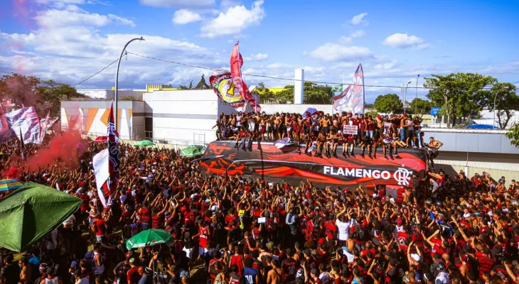 Flamengo embarca para final da Libertadores com festa da torcida