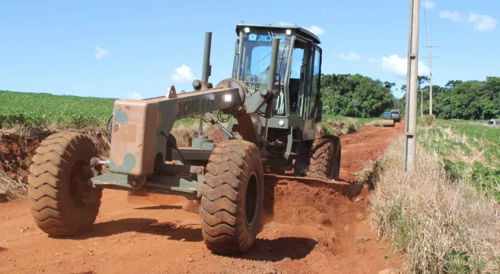 Exército realiza reparos em estrada rural após exercício militar em Cascavel