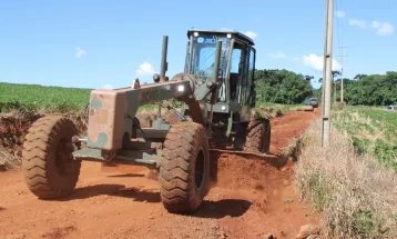 Exército realiza reparos em estrada rural após exercício militar em Cascavel