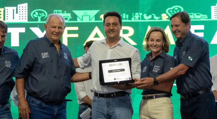 Ratinho Junior destaca inovação no campo e é homenageado em evento do agro paranaense