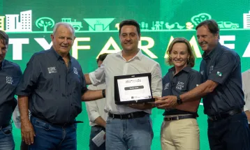 Ratinho Junior destaca inovação no campo e é homenageado em evento do agro paranaense