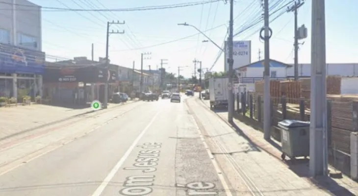 Tiroteio em Palhoça deixa um morto e suspeitos fogem após incendiar veículos