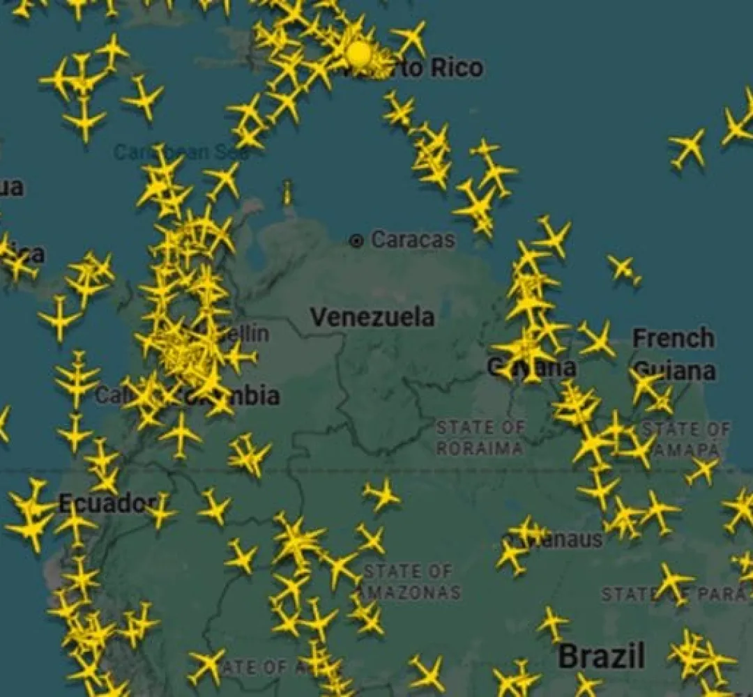 Companhias aéreas evitam espaço aéreo da Venezuela após alerta de Trump, e mapa de voos mostra “buraco” sobre o país