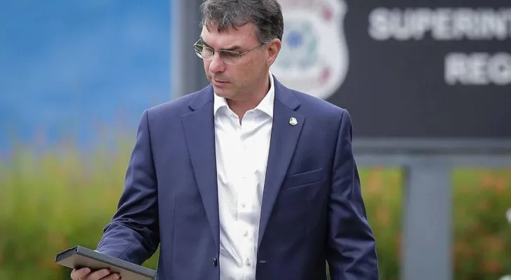 Flávio Bolsonaro visita Jair Bolsonaro na PF em meio a crise familiar e disputa no PL