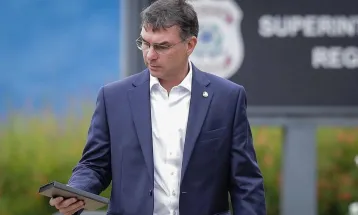 Flávio Bolsonaro visita Jair Bolsonaro na PF em meio a crise familiar e disputa no PL