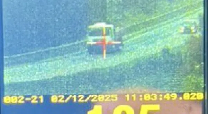 PRF flagra caminhão a 125 km/h e com placa 