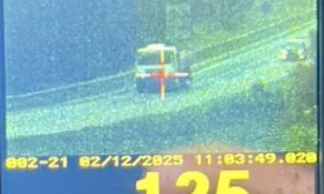 PRF flagra caminhão a 125 km/h e com placa "escondida" na BR-116 no Paraná