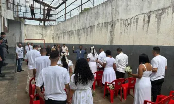 Casamento coletivo une seis casais dentro da cadeia de Jacarezinho
