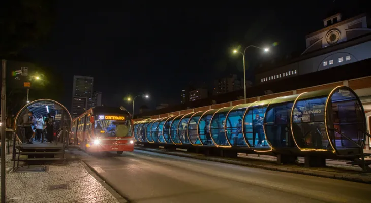 Estações-tubo iluminadas levam o Natal ao melhor transporte público do Brasil