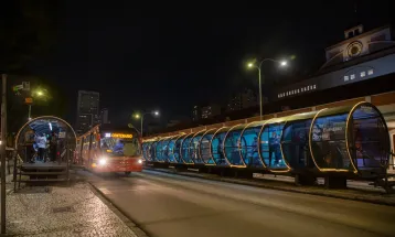 Estações-tubo iluminadas levam o Natal ao melhor transporte público do Brasil