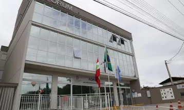 Homem que esfaqueou novo namorado de sua ex-esposa é condenado a 13 anos de prisão