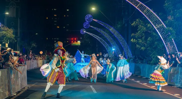 Foz do Iguaçu inicia Natal com contrato milionário sem licitação e atraso na montagem da decoração